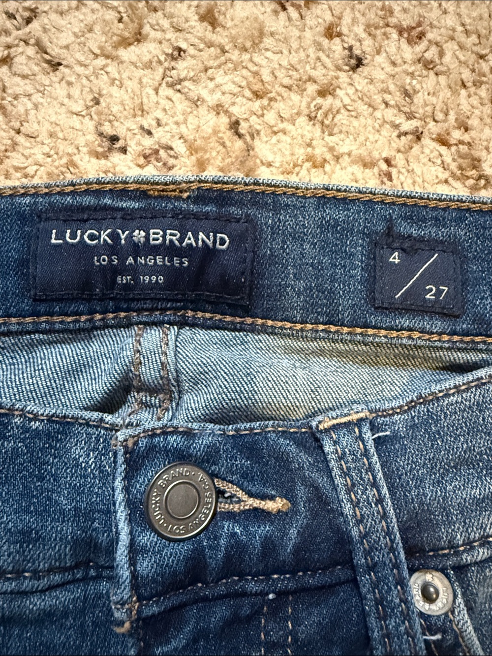 Lucky Brand Women's Straight Leg Jeans in Medium Wash Blue - Picture 2 of 9